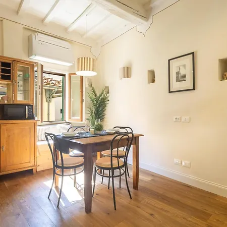 Tornabuoni Cozy Apartment شقة